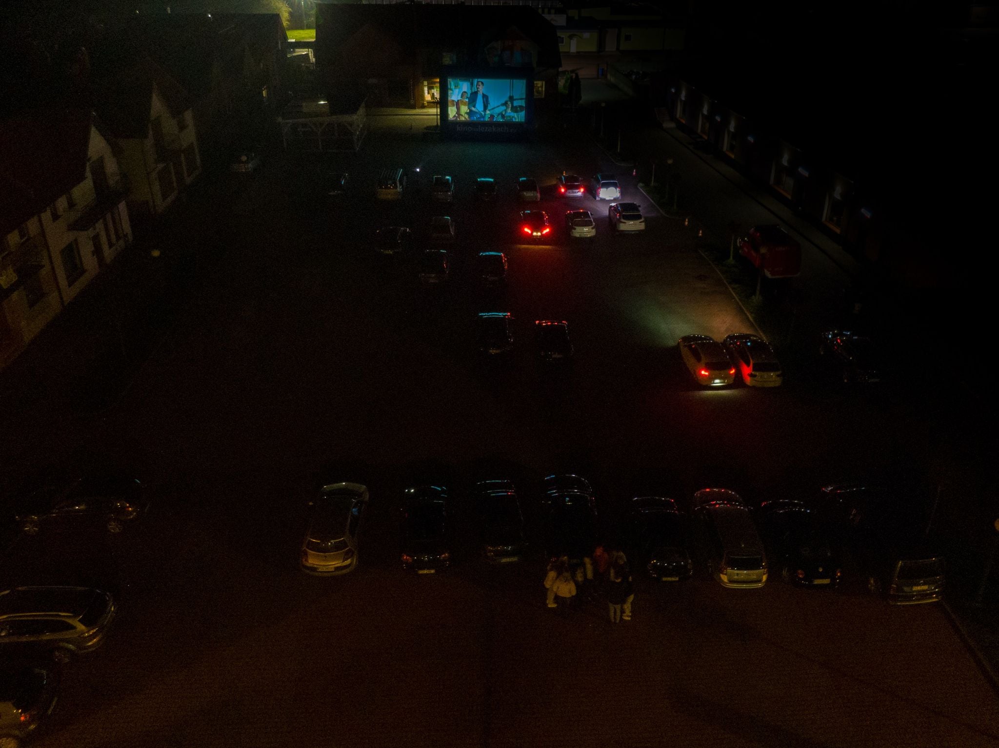 zdjęcie od góry na samochody zaparkowane na placu, noc