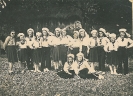 Grupa pępowskich harcerek tańczących marynarza w Krobi 26 VI 1949 r. Osoby do identyfikacji._1