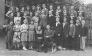 Pamiątka z kursu wieczornego tj.  z kl. VII 8 maja 1946 r., Babkowice. W środku dyrektor szkoły podstawowej p. Rudnicki z żoną_1