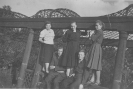 Pracownicy stadniny w parku - 1957 rok z rozpoznanych osób Eugenia Mieszkała_1