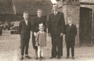 rok 1962, cała rodzina Fabijańczyków, dzieci: Karol (1947), Konrad (1951), Jolanta (1956). Zdjęcie przed bramą Waszyńskich, przed weselem Janiny_1