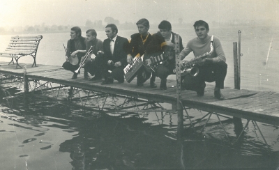 Muzykanci na pomoście. Od lewej: Bujakiewicz, Muszyński Marek, Markowski Stanisław, Zaremba Krzysztof, Gaworski Witold, Mieszkała Grzegorz_1