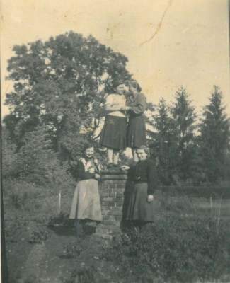 Pracownicy stadniny w parku - 1957 rok z rozpoznanych osób Eugenia Mieszkała_3